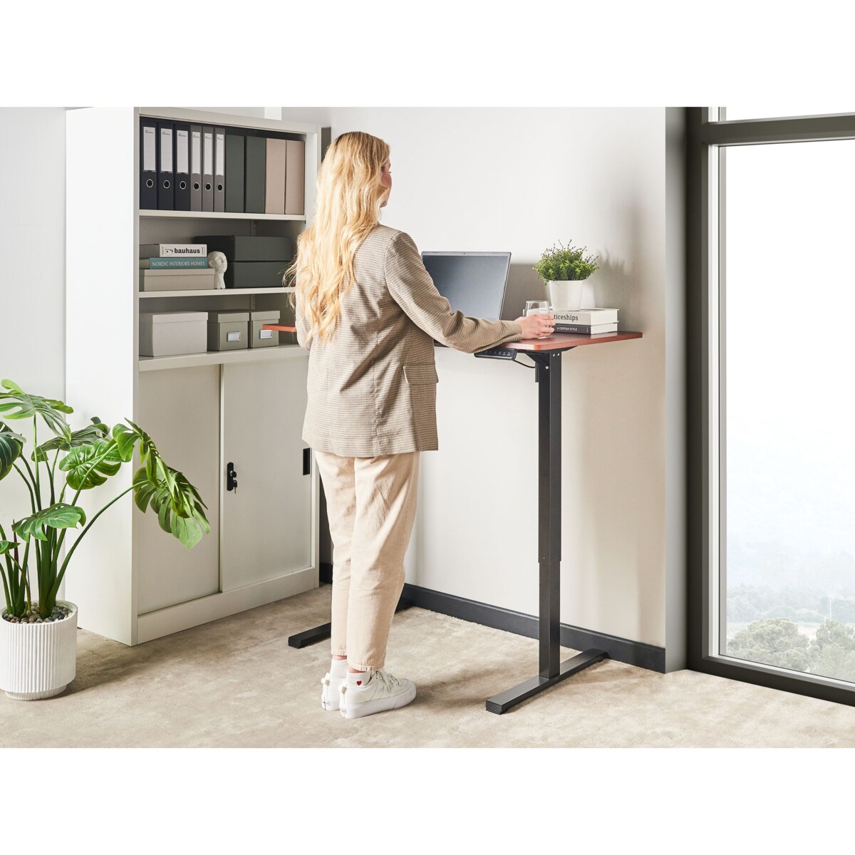 Biurko regulowane elektrycznie 120 x 60 cm czarne z ciemnobrązowym TAVARES