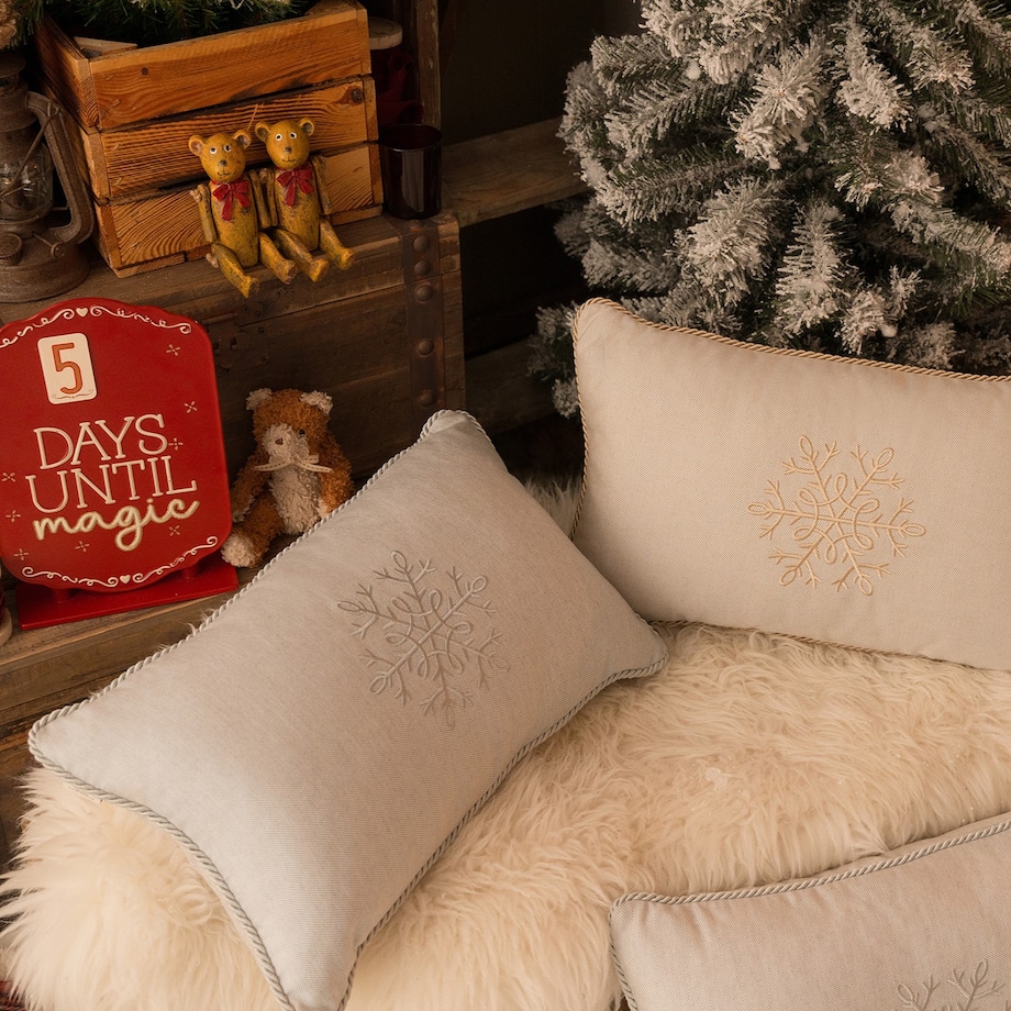Szara poduszka zimowa Snowflake IX