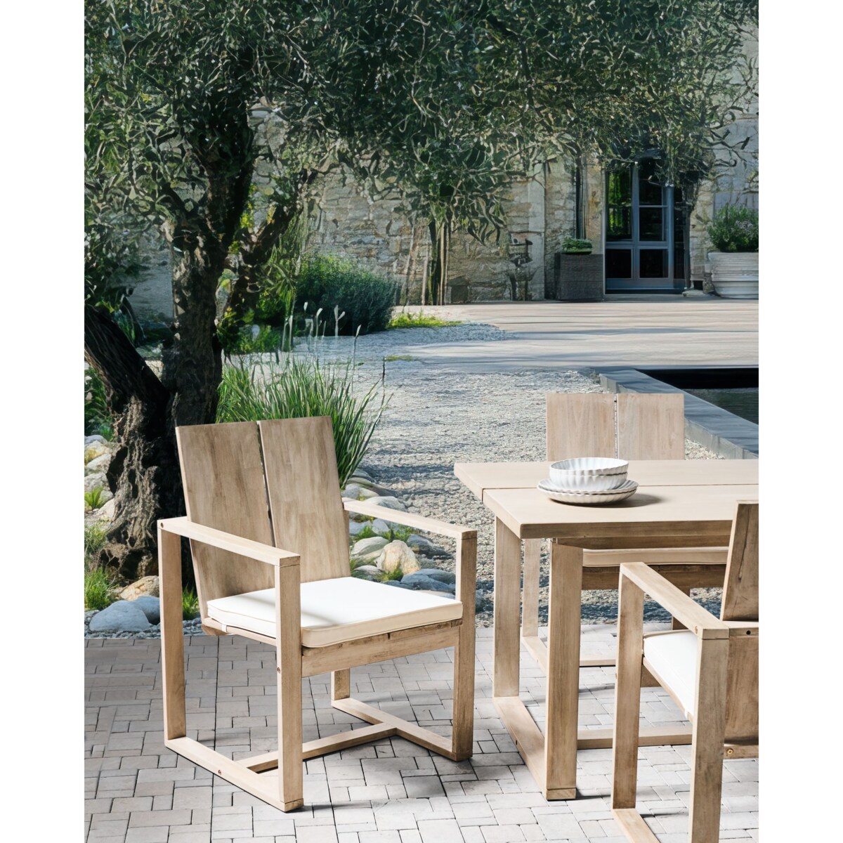 Zestaw 2 krzeseł ogrodowych z poduszkami AZZANELLO Drewno akacjowe Złamana biel