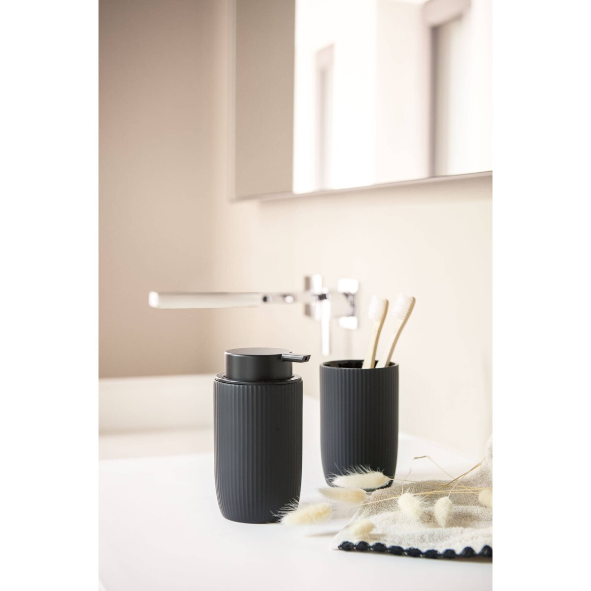 Ceramiczny prążkowany kubek na szczoteczki, Ø 7,7 cm