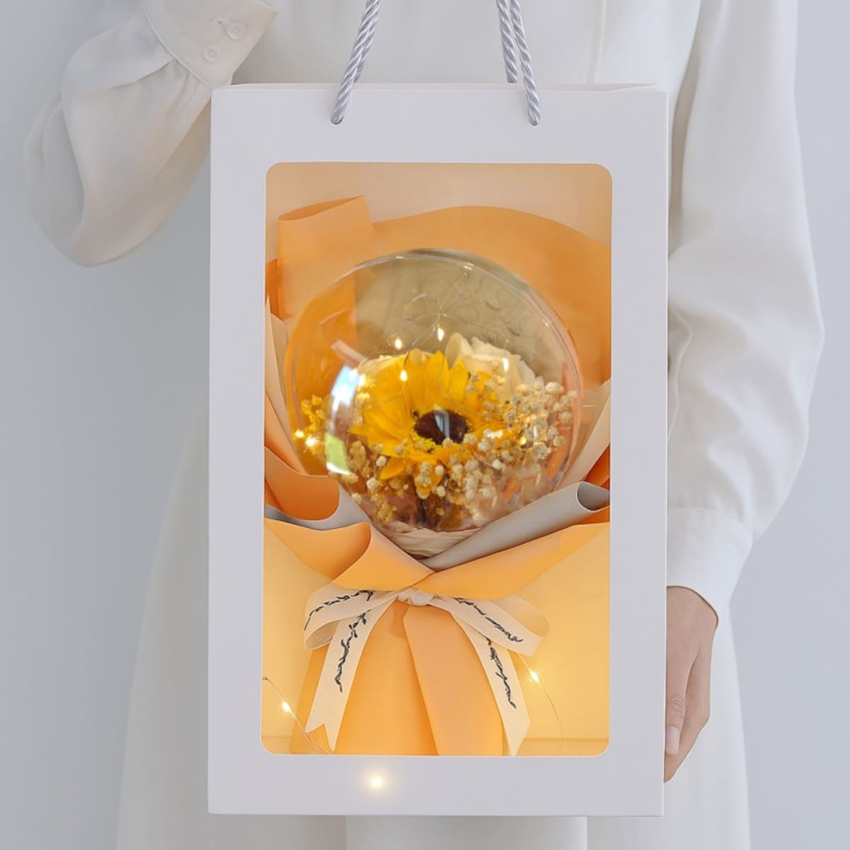 Bukiet zapachowych kwiatów mydlanych w torebce na prezent, kula, świecące LED - BUK14ZO