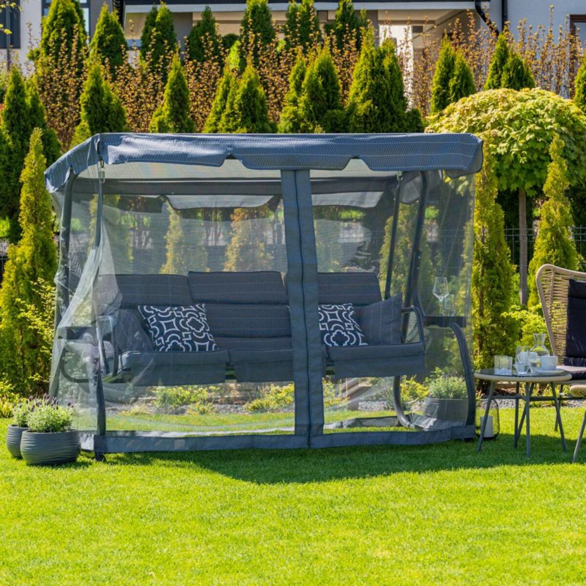 Grafitowa huśtawka ogrodowa z moskitierą Ines