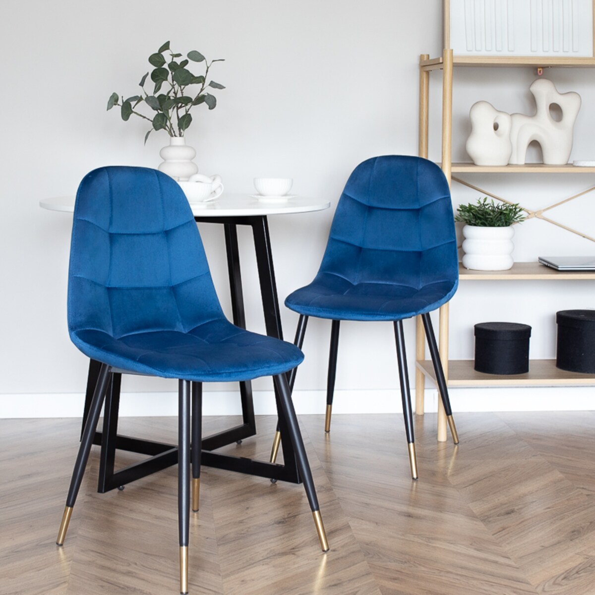 Krzesło tapicerowane pikowane welurowe granatowe złote nogi do salonu