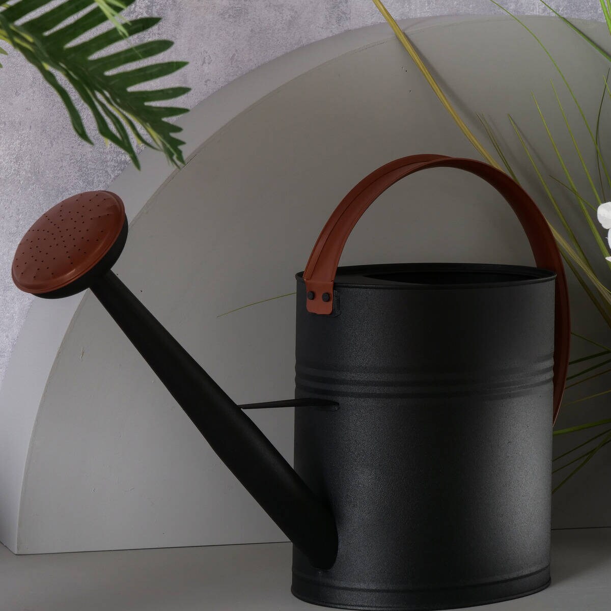 Konewka miedziana do ogrodu CONNIE, czarny mat, 10 l