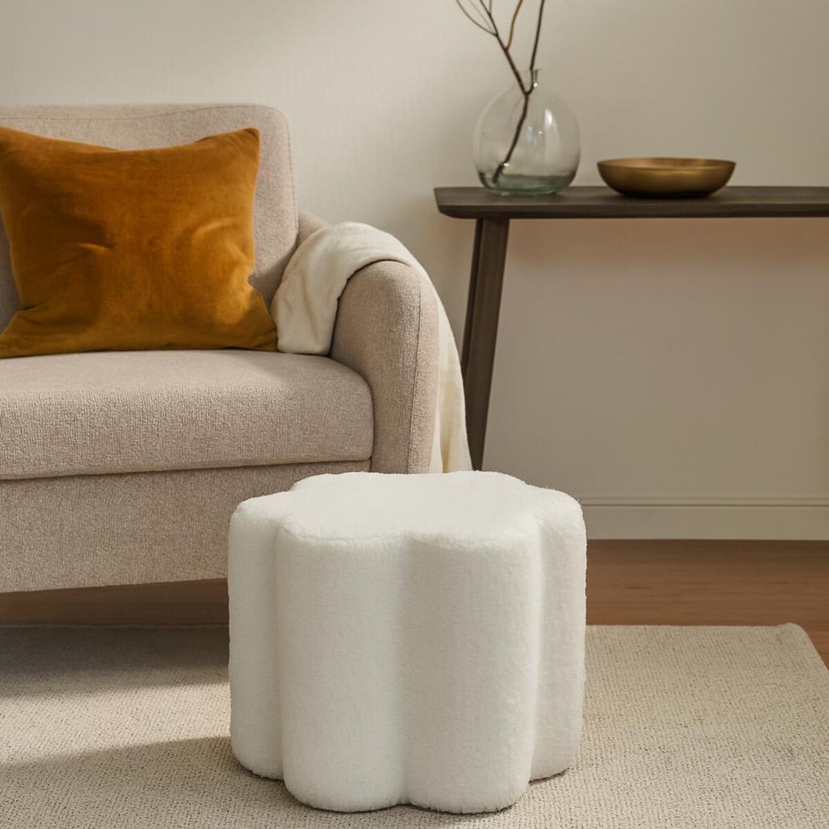 Pufa kwiatek YORE, tapicerka baranek, 34 x 34 x 29 cm