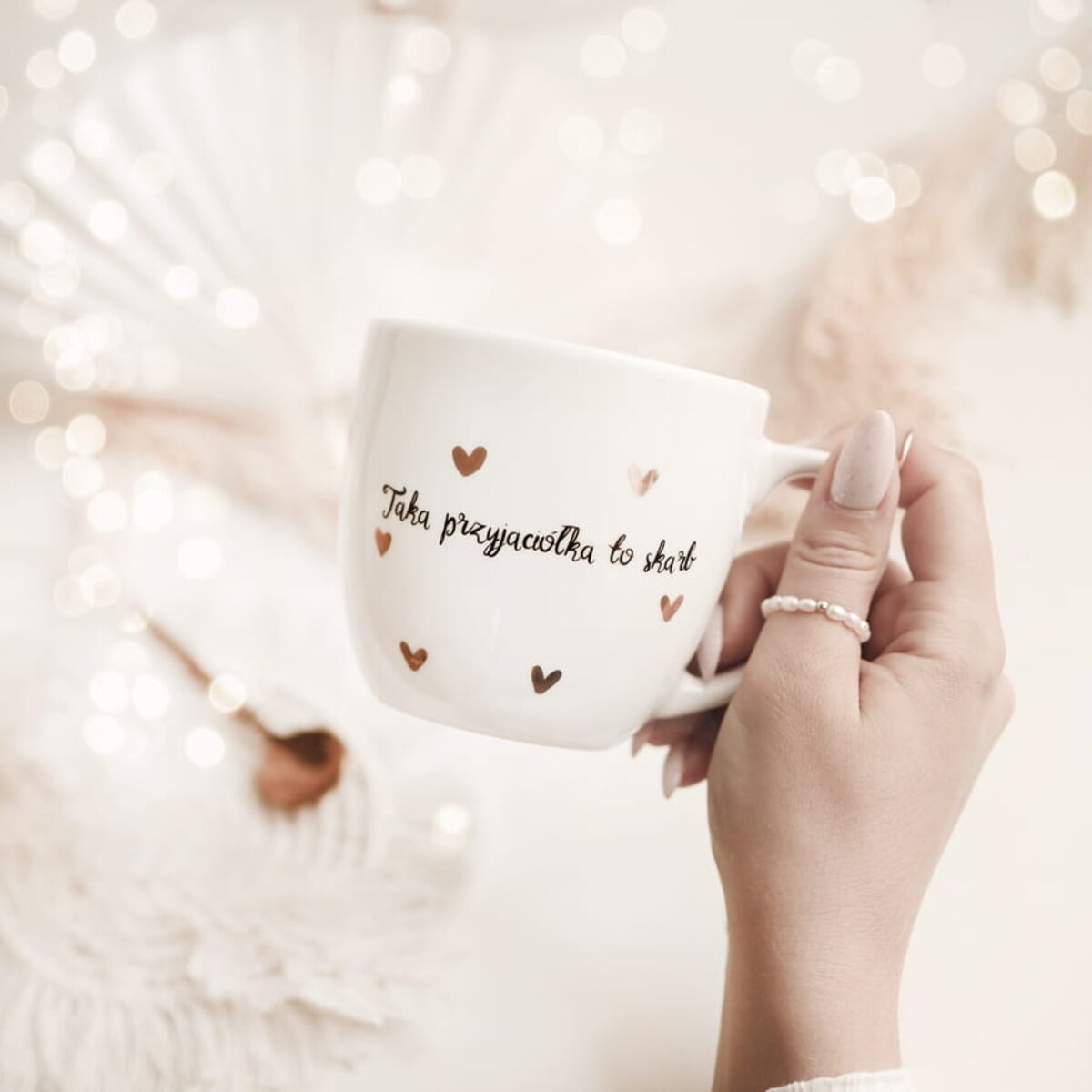 Biały Kubek Porcelanowy 300 ml - Napis Taka Przyjaciółka To Skarb i Złote Serduszka na Urodziny dla Przyjaciółki