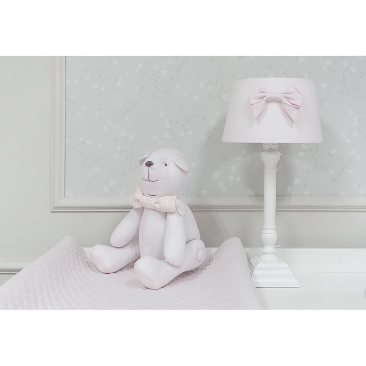 Miś dekoracyjny pudrowy pikowany z kokardą