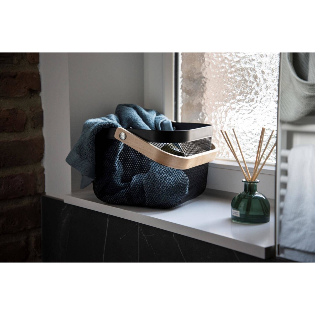 Koszyk metalowy na kosmetyki BAMBUSA, z bambusową rączką, WENKO