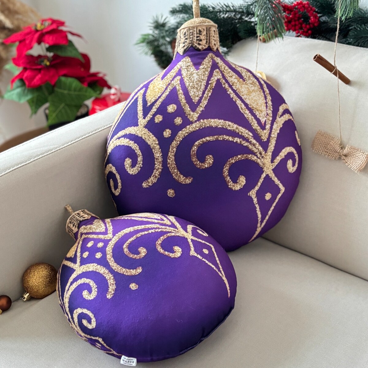 Poduszka dekoracyjna purpurowa Bombka duża