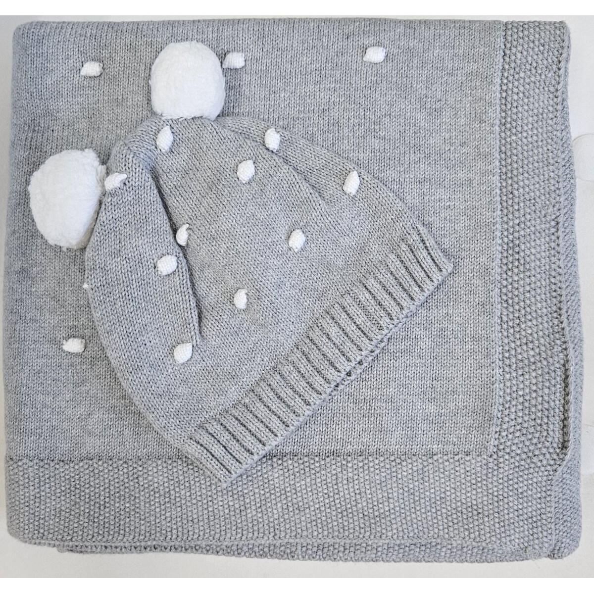 Dzianinowy zestaw z szarym kocykiem i czapeczką