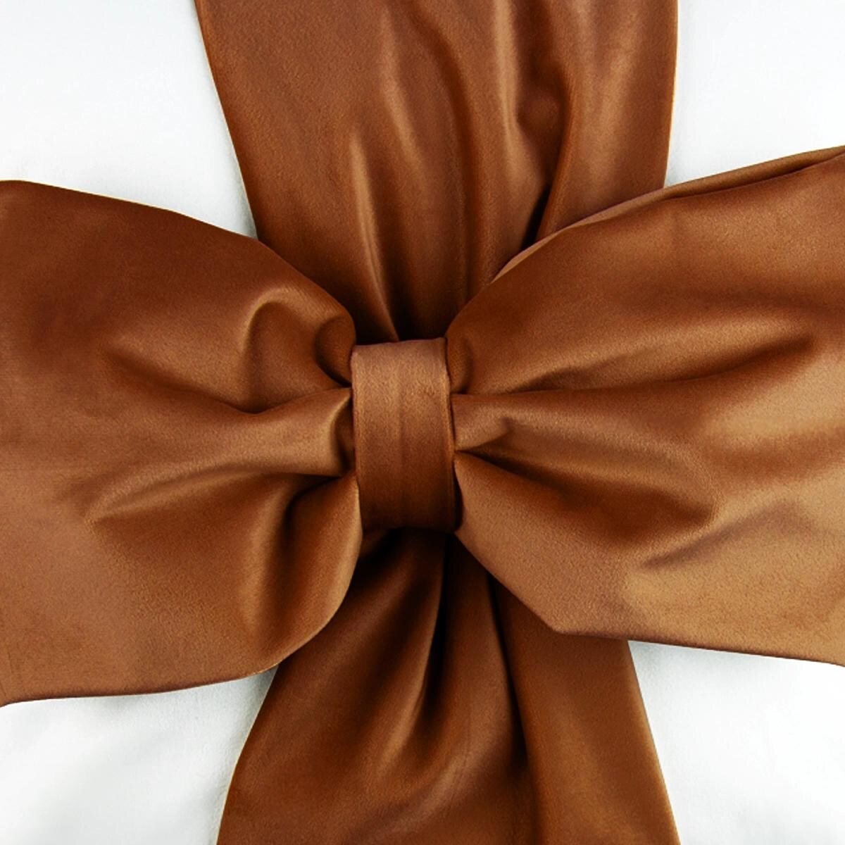 Poduszka VELVET VE2213 | Karmelowa kokarda 40 x 40 cm