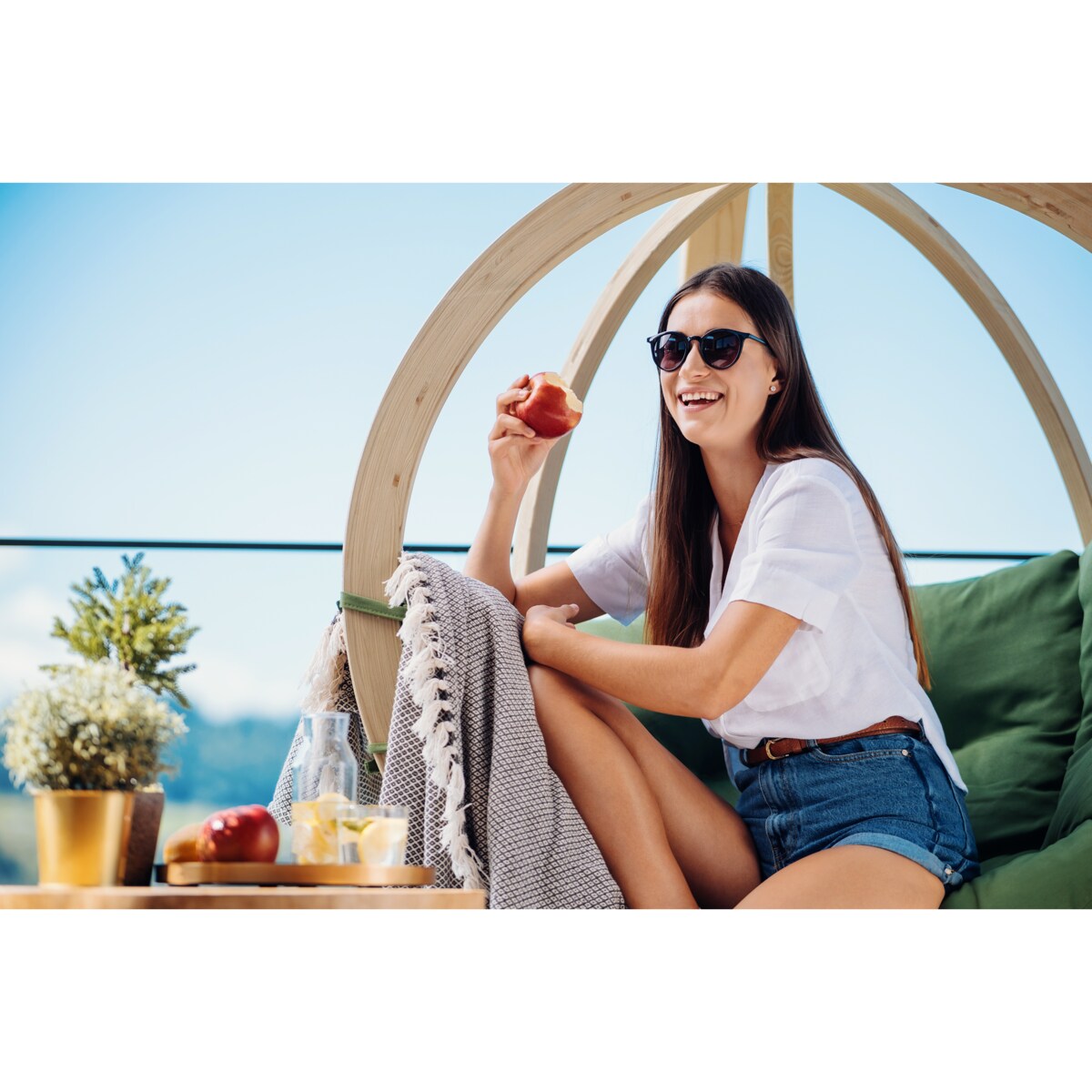 KONSIMO HIGLO Zielony drewniany, artystyczny, wiszący fotel w ogrodzie