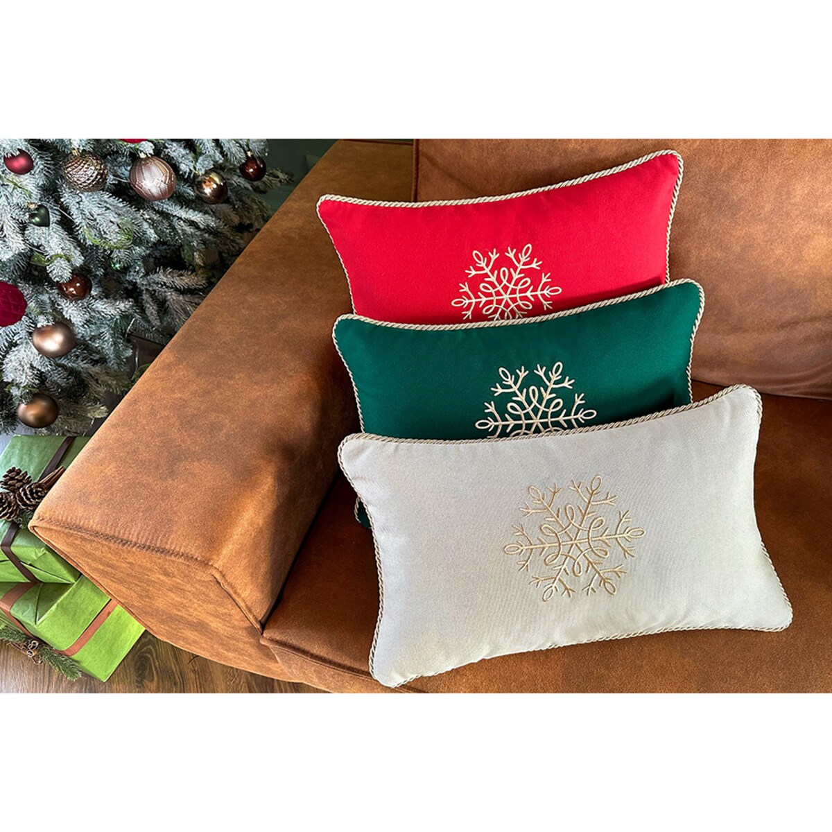 Czerwona poduszka zimowa Snowflake I 50 x 30 cm