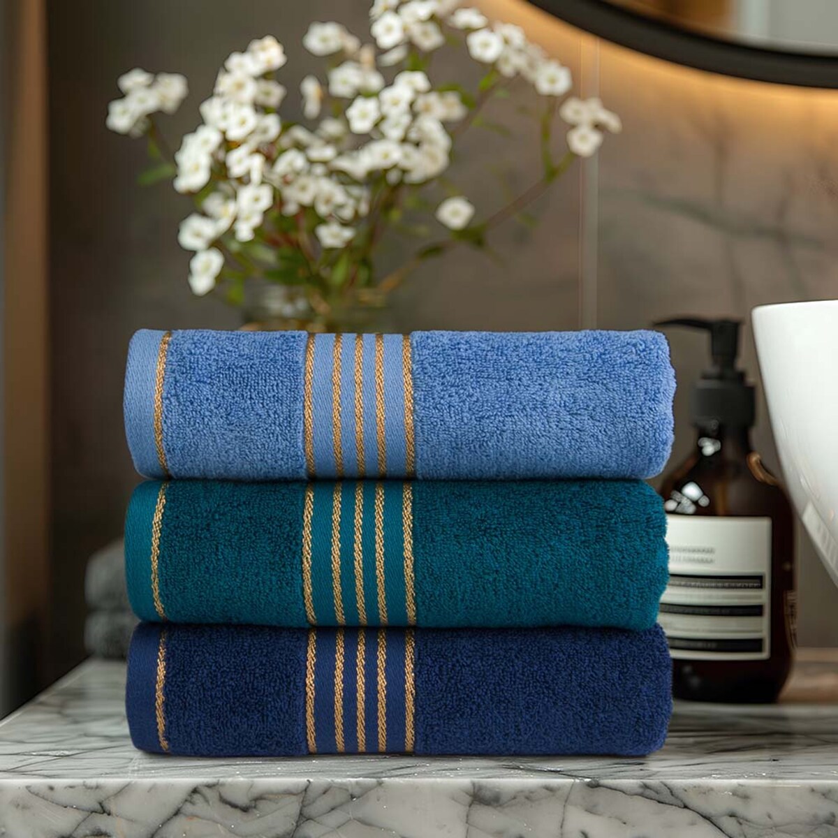 Ręcznik kąpielowy 50x90 cm bawełniany kolor ciemny niebieski z bordiurą w złote paski 500 g/m2 TIWANO