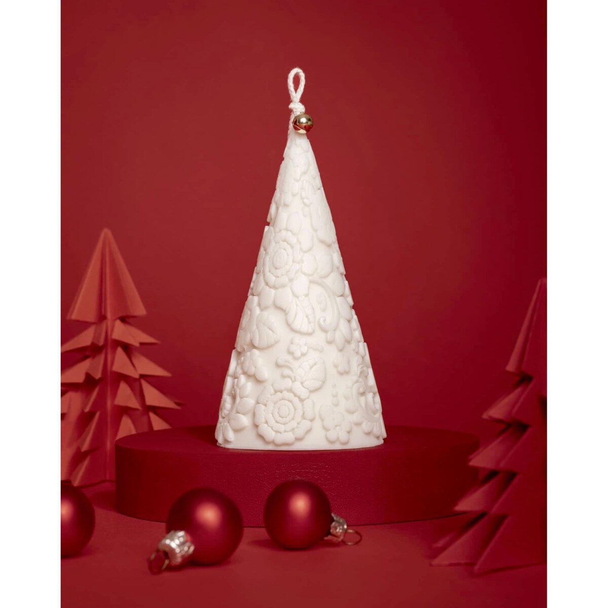 Świąteczna świeca choinka z wosku sojowego – dekoracja z motywem kwiatowym