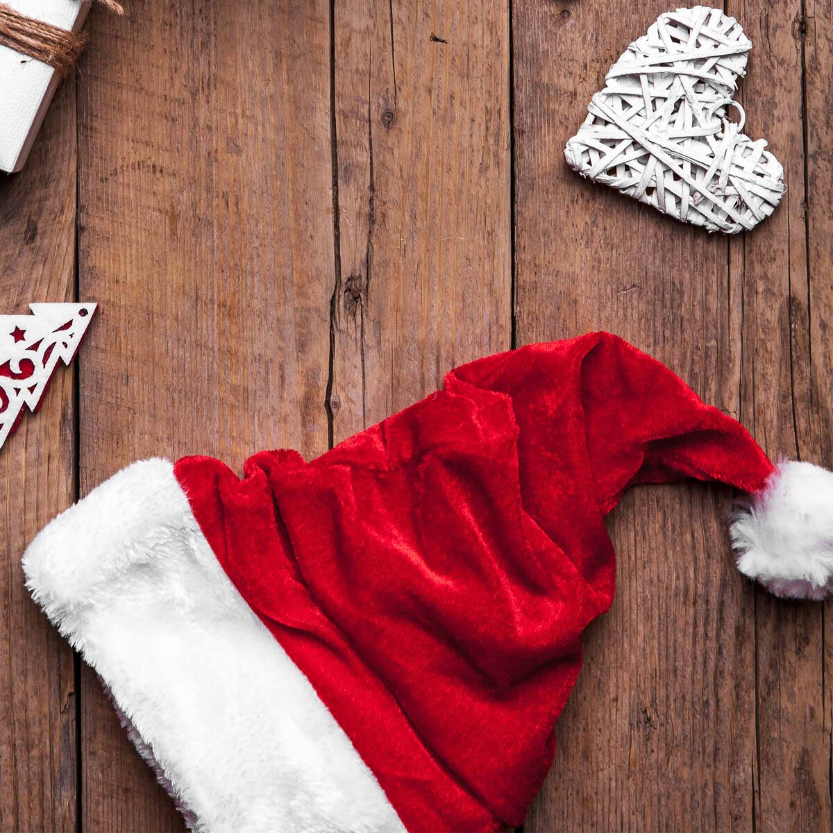 Pluszowa czapka Mikołaja z pomponem