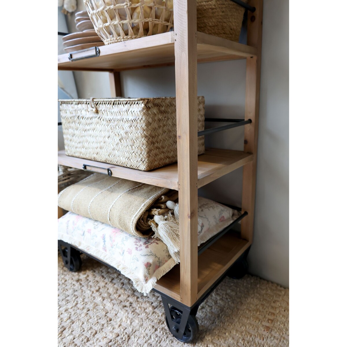 Postarzany regał na kółkach w stylu loftowym 157 cm