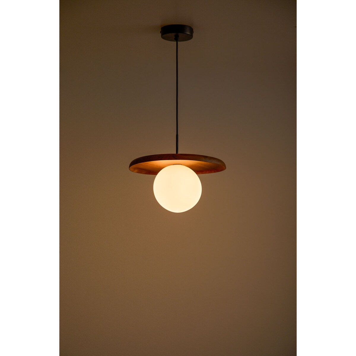 Lampa wisząca z drewna akacjowego Freidy