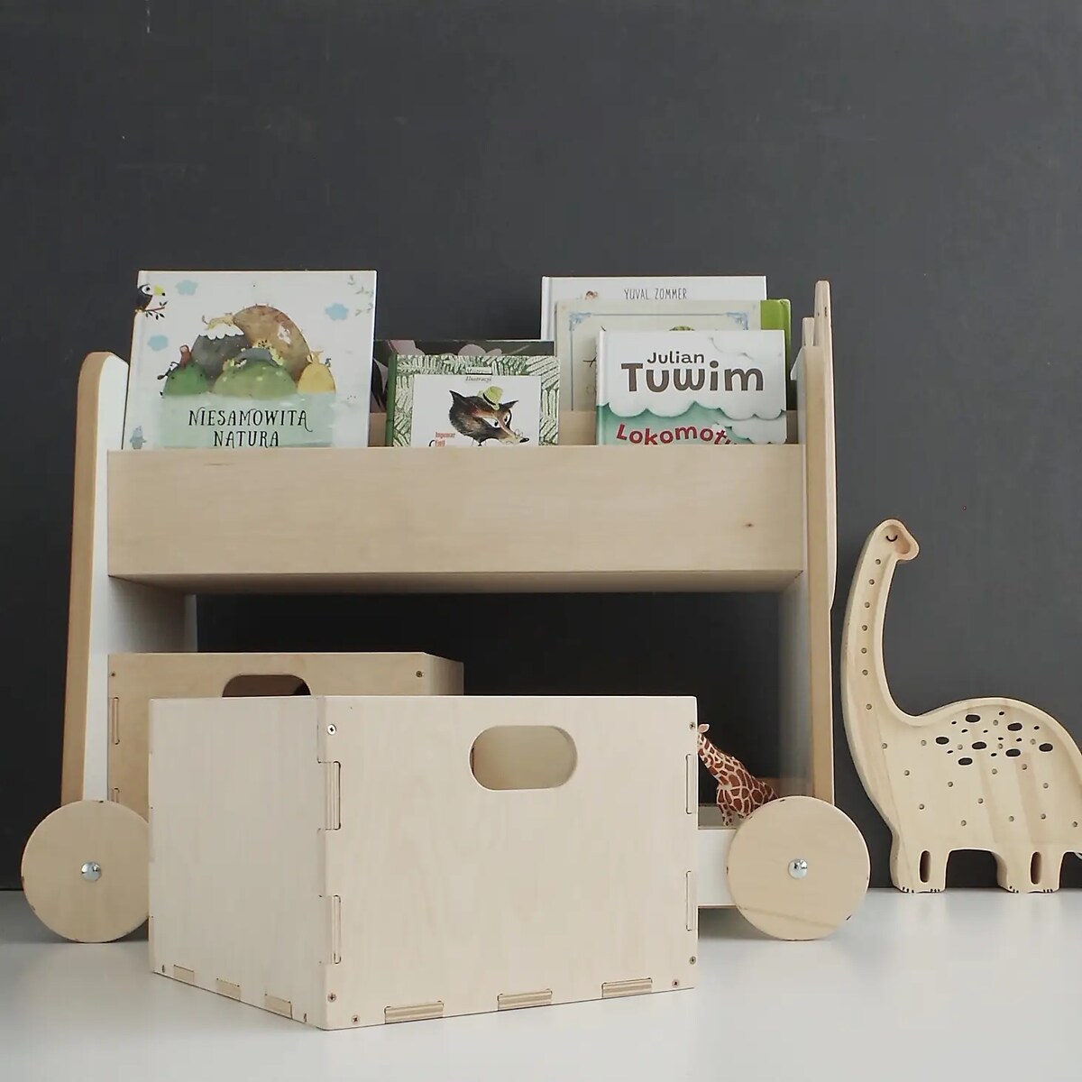 Drewniany regał na kółkach