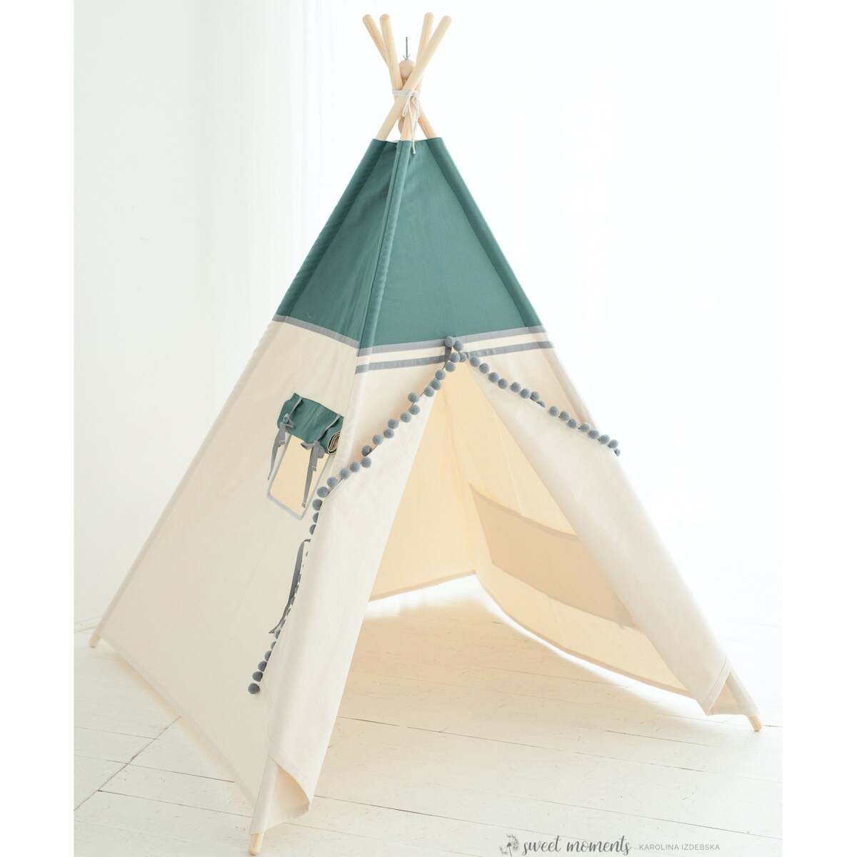 Namiot tipi Adventure z matą i poduszkami.