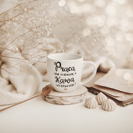 Biały Kubek Porcelanowy 300 ml - Motyw Złotego Serca i Napis Praca Nie Ucieknie Kawa Wystygnie dla Pracoholika na Dzień Pracy