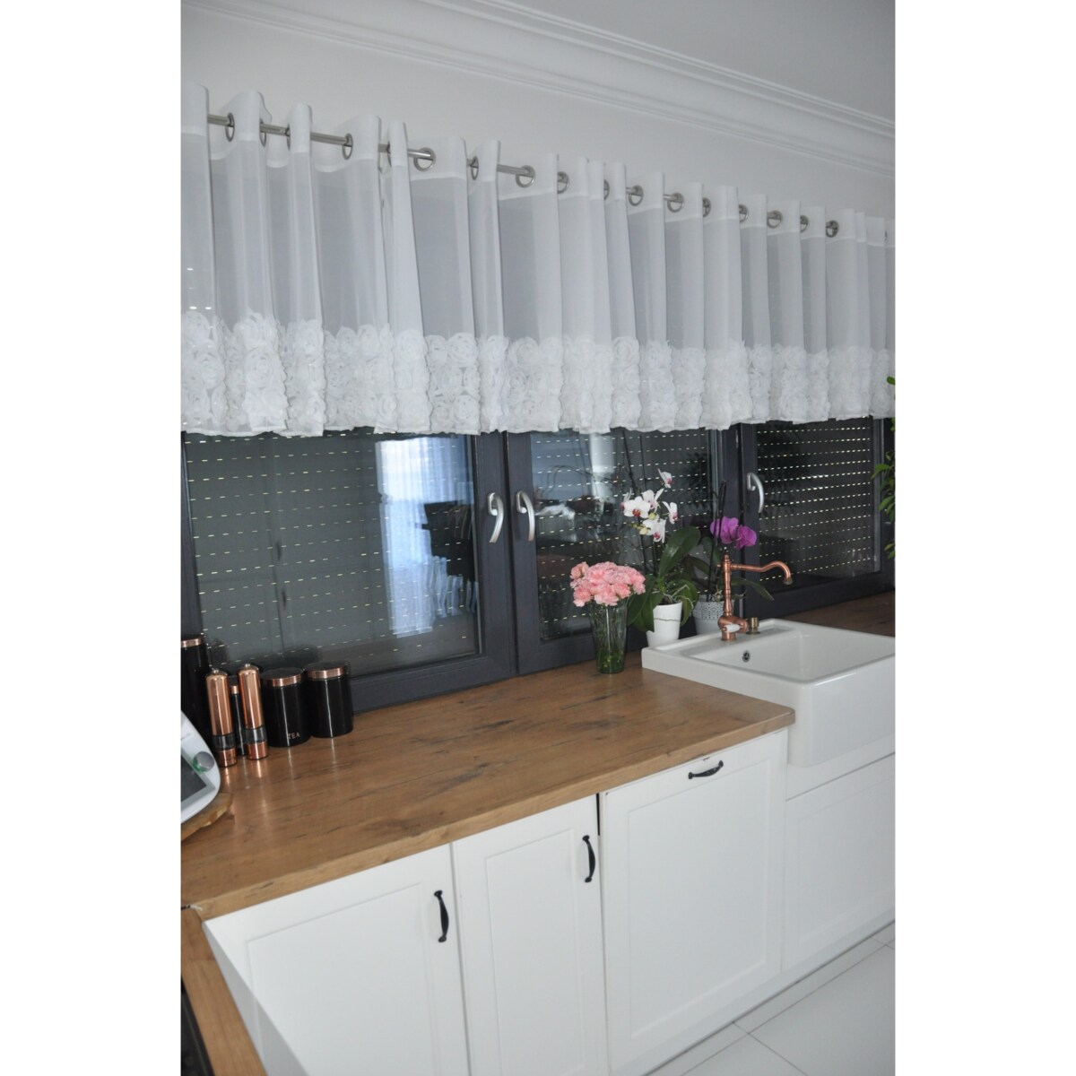 firana z szyfonu "roses" wyszywane róże | taśma 160x70 cm biała | zdobiona aplikacją 3D w róże