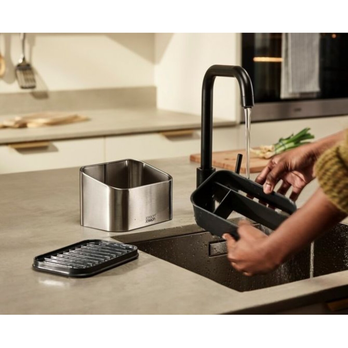 Pojemnik na akcesoria do mycia naczyń Surface Joseph Joseph