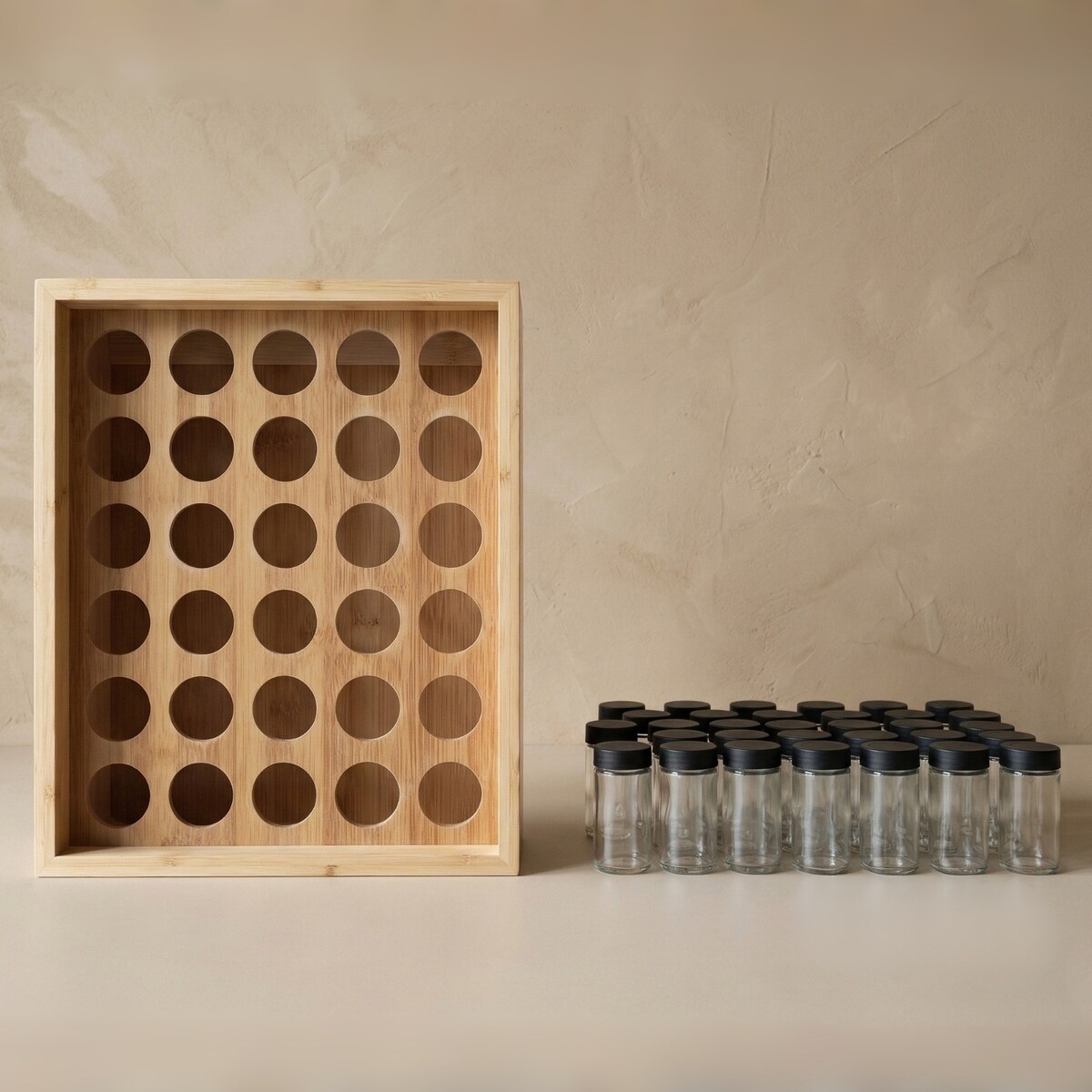Bambusowy organizer na przyprawy PALETTE z montażem do ściany, 30 słoiczków Ø 4,5 x 9 cm
