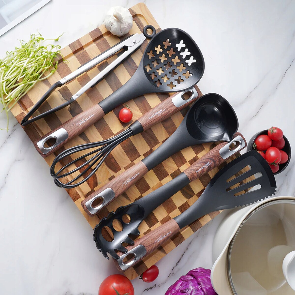 Zestaw Przyborów Kuchennych 7 El. Komplet Łyżka Trzepaczka Szczypce Stojak