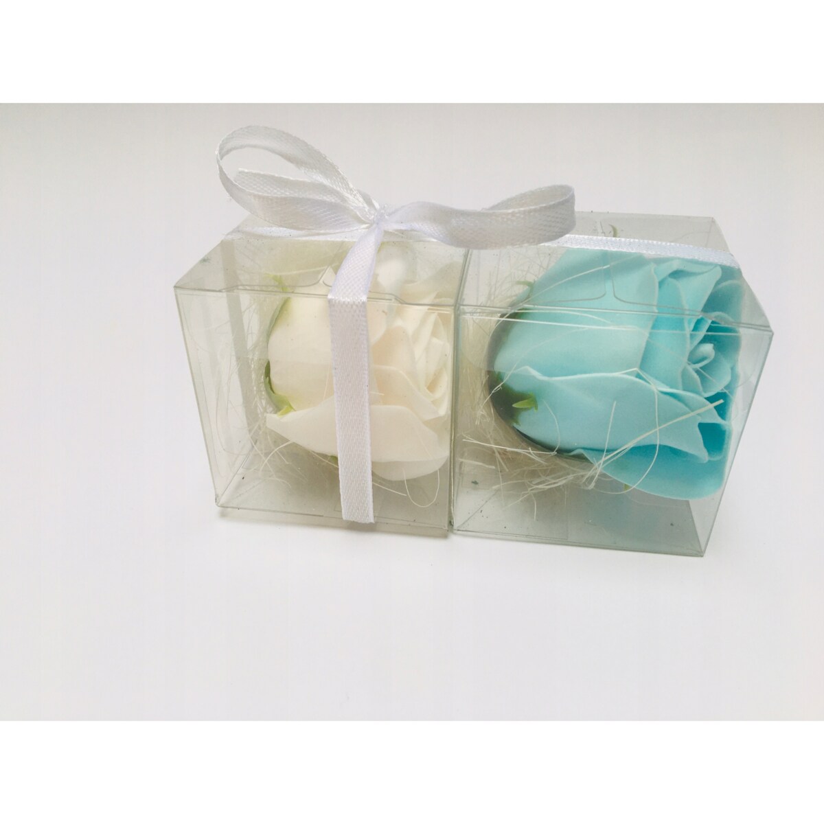 FLOWER BOX KWIATY MYDLANE RÓŻA BIAŁO NIEBIESKA na prezent upominek GOŚCI