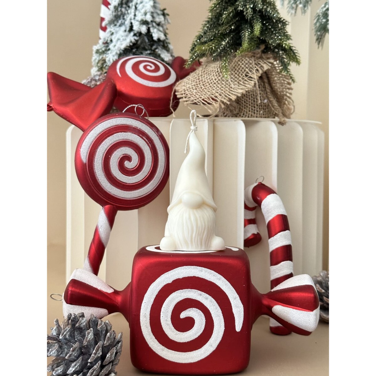 Mały świąteczny skrzat z wosku sojowego – świeca dekoracyjna