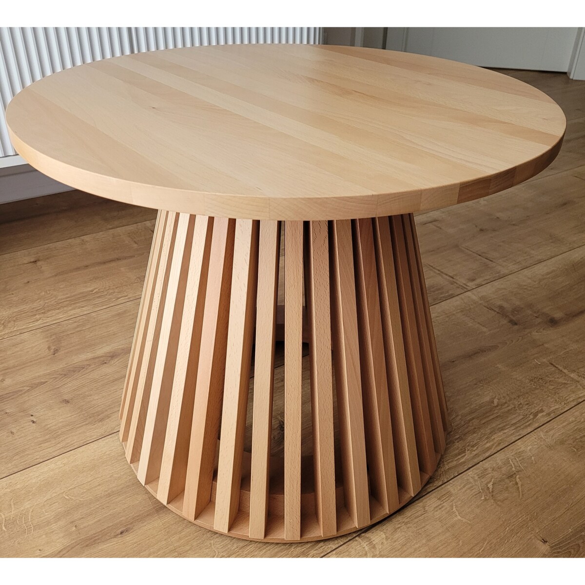 Drewniany stolik kawowy z lamelami okrągły - kolor Buk natura