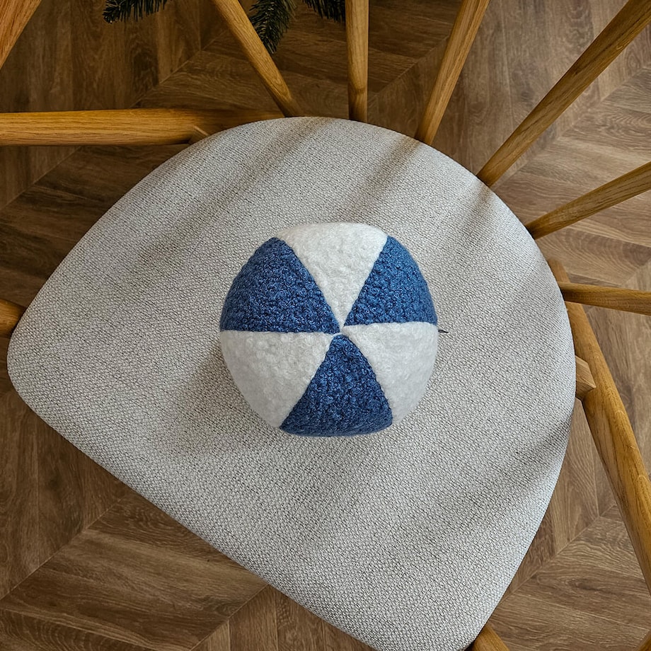 Poduszka SOFT LOOP | biało - niebieska mała kula