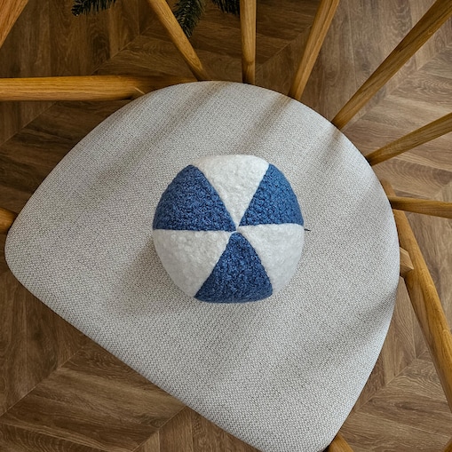 Poduszka SOFT LOOP | biało - niebieska mała kula