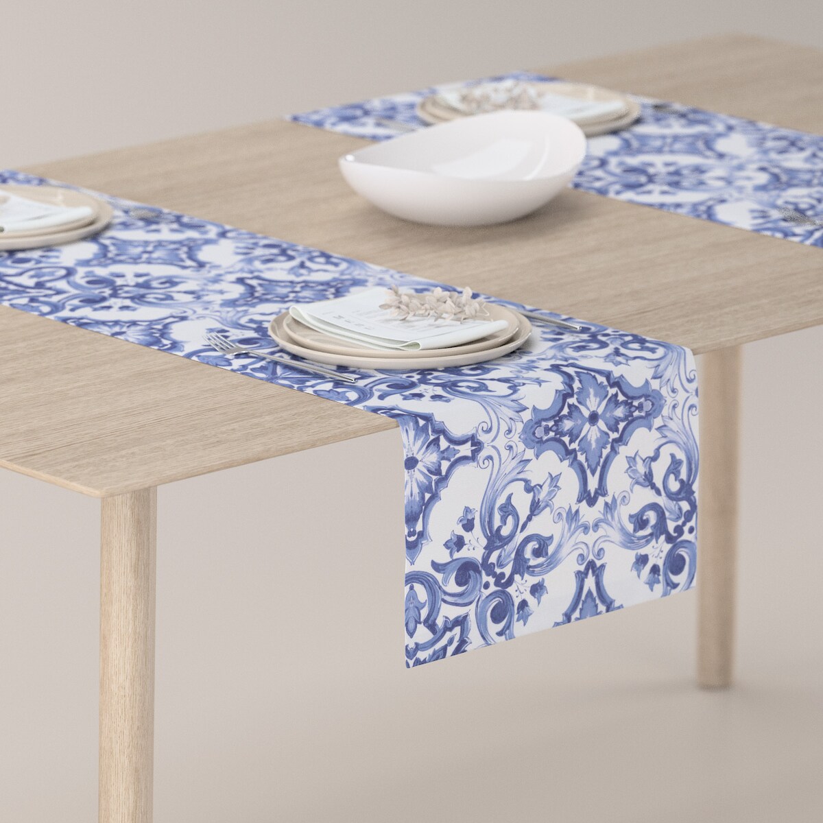 Bieżnik prostokątny 40x130 niebieskie wzory na białym tle