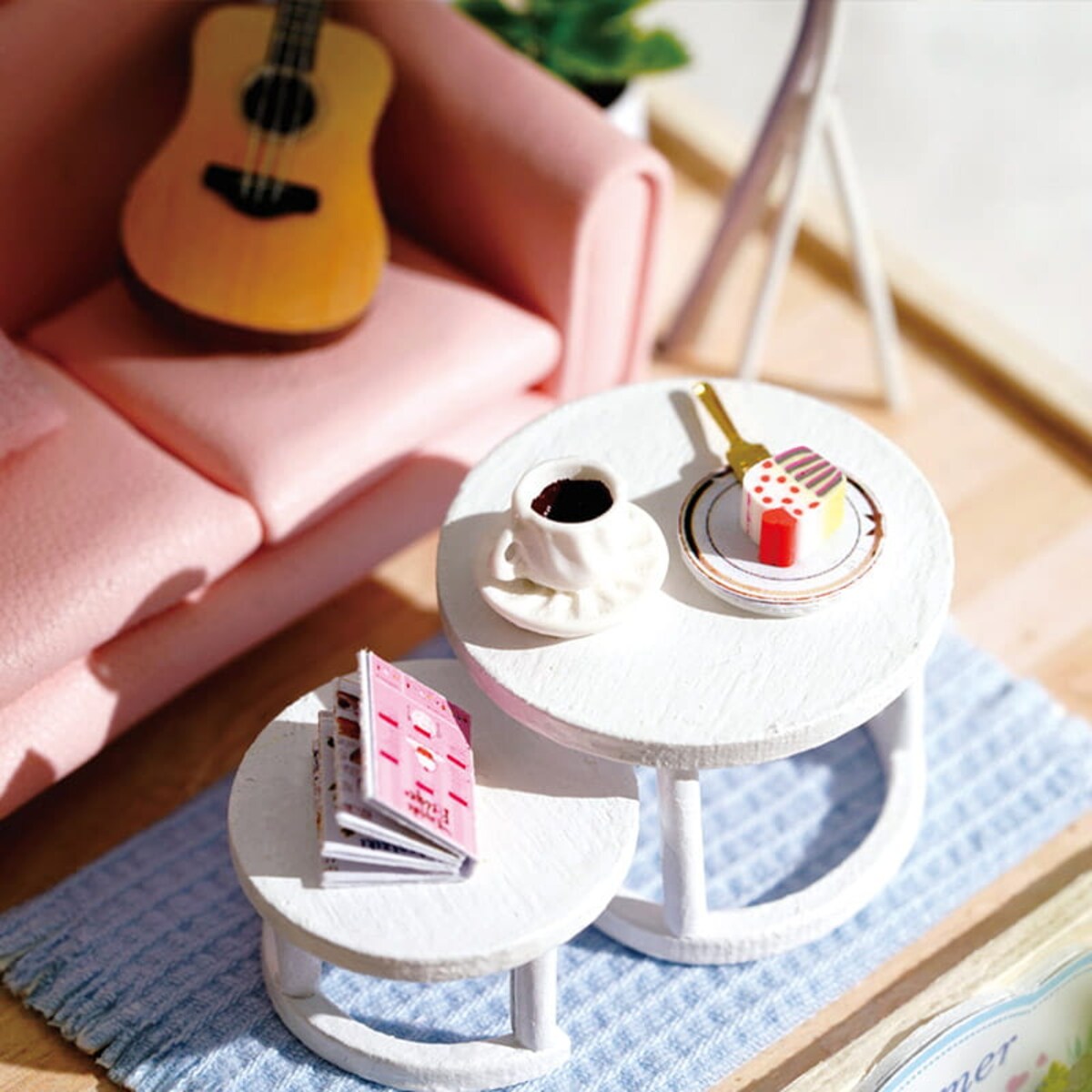 Miniaturowy domek - Popołudnie z gitarą