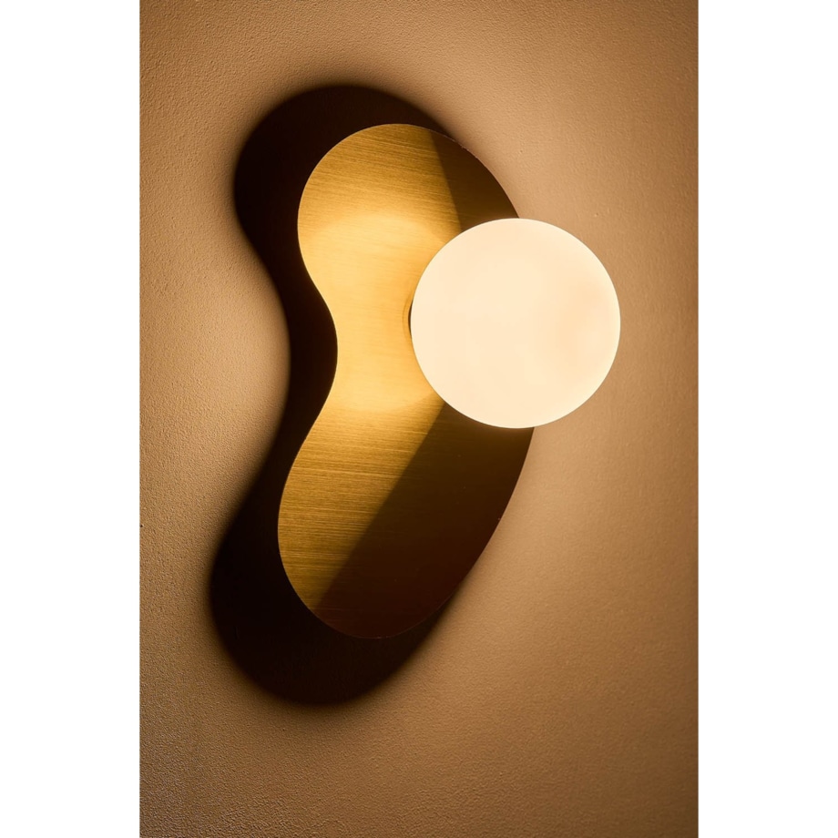 Kinkiet złoty ze stali nierdzewnej z mleczną kulą, Travis