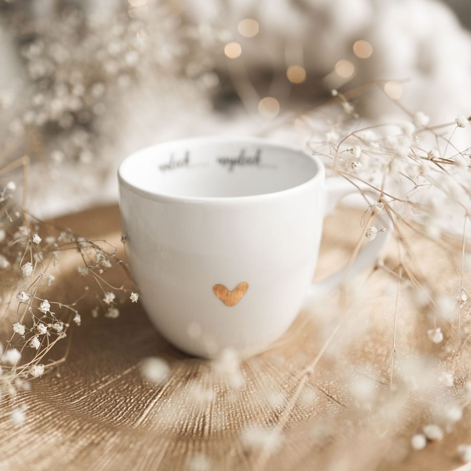 Biały kubek porcelanowy 300 ml „Wdech Wydech" ze złotym sercem - prezent na urodziny dla bliskiej osoby, mamy, przyjaciółki