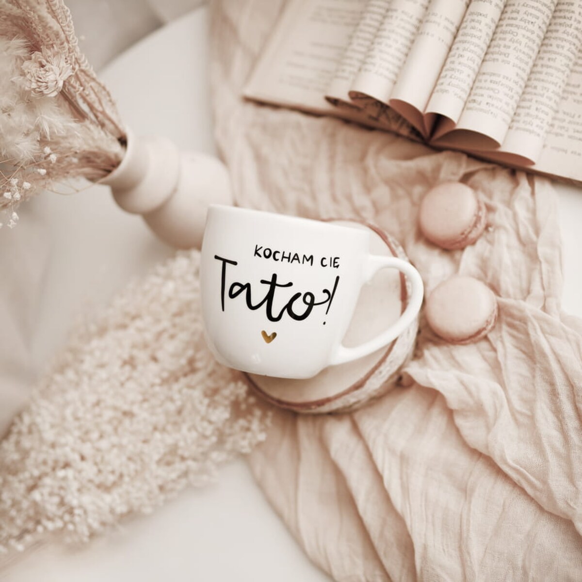 Biały kubek porcelanowy 300 ml - napis kocham cię tato z motywem złotego serca na dzień ojca dla taty