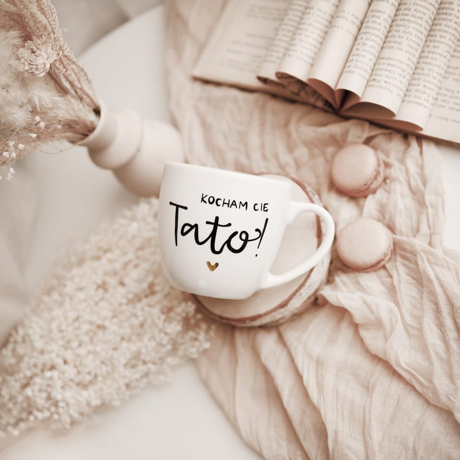 Biały kubek porcelanowy 300 ml - napis kocham cię tato z motywem złotego serca na dzień ojca dla taty