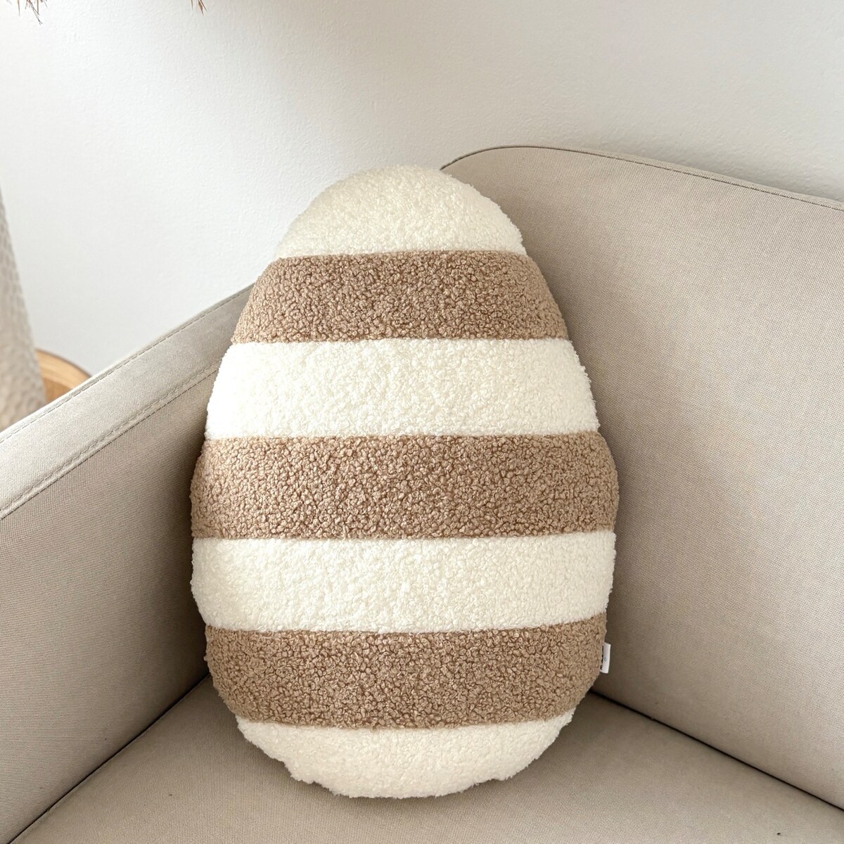 Poduszka Jajko pisanka w paski boucle ecru beżowa