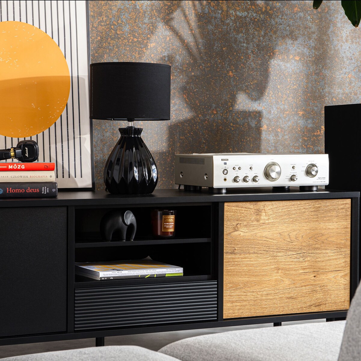 KONSIMO LOFTY Szafka RTV w stylu loft na wysokich drewnianych nóżkach