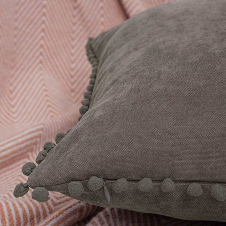 Poszewka dekoracyjna 45x45 szara, z pomponami