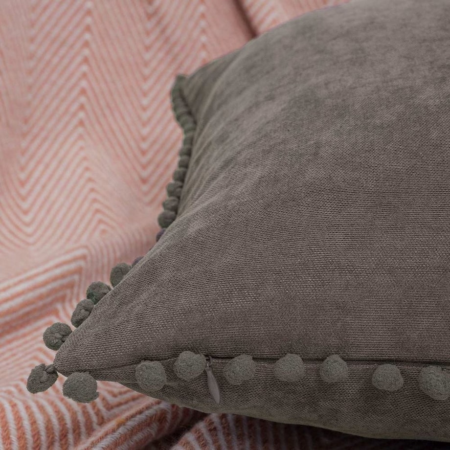 Poszewka dekoracyjna 45x45 szara, z pomponami