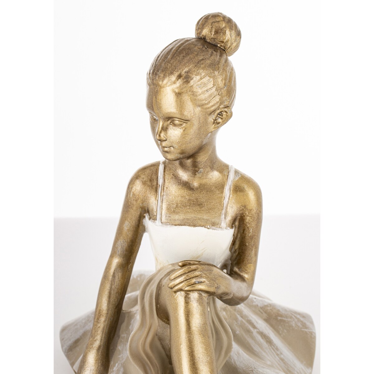 Dekoracja - siedząca złota baletniczka 17x13x18 cm ISABELLE