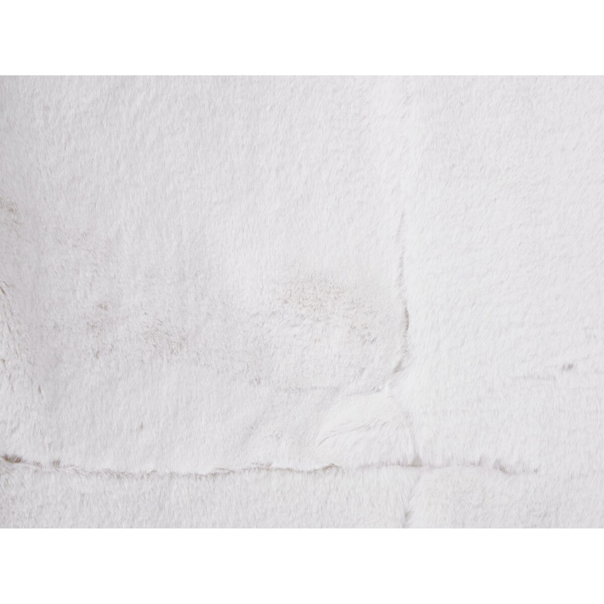 Fotel futrzany biały NYBRO