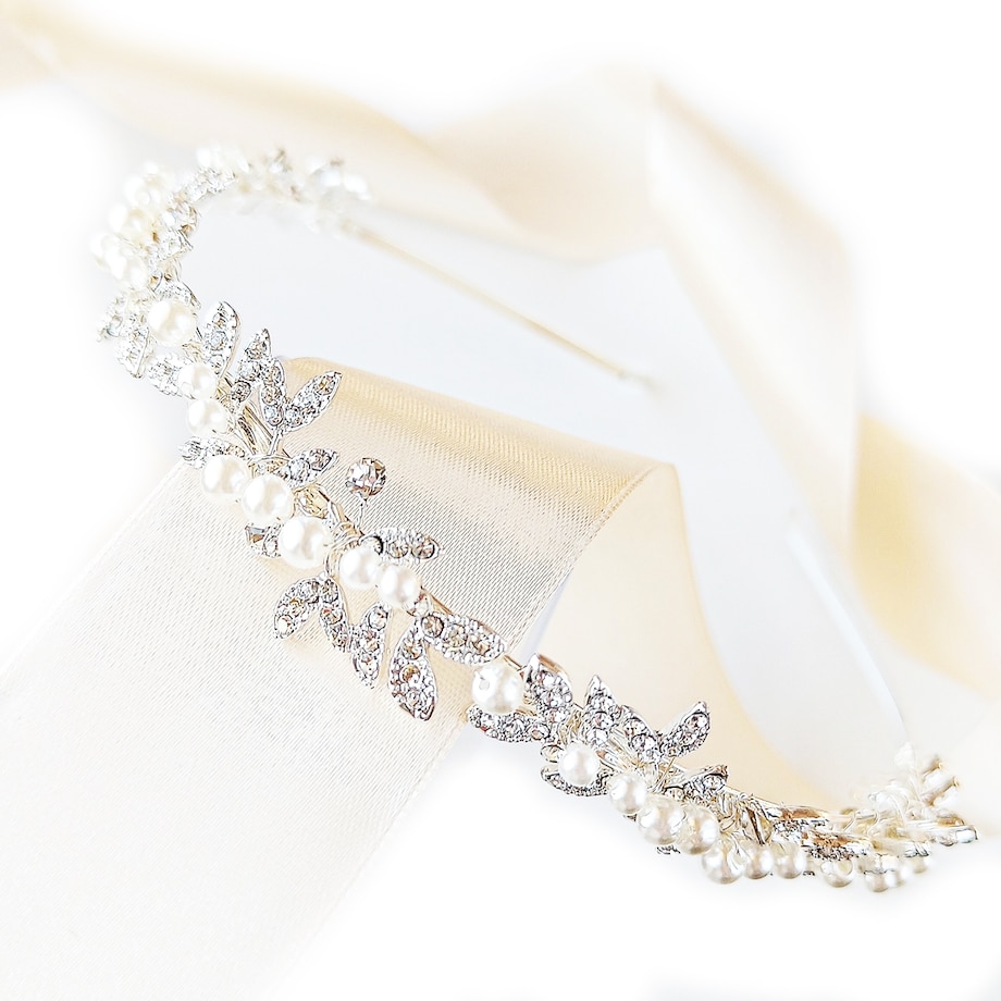 Delikatna opaska srebrna z listkami i perełkami oraz cyrkoniami