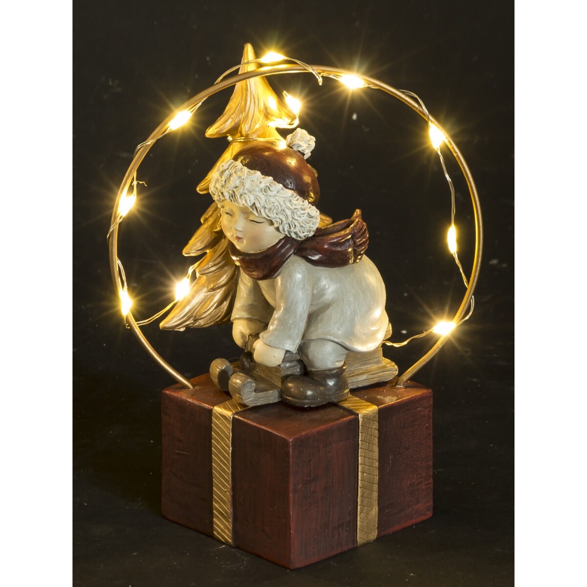 Dekoracja - chłopczyk na sankach na pudełku LED 13x7x8 cm