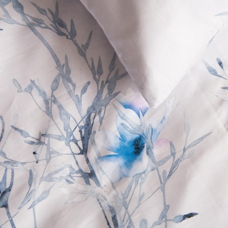 Pościel satyna bawełniana 220x200 Satynlove jasna w pastelowe błękitne kwiatki