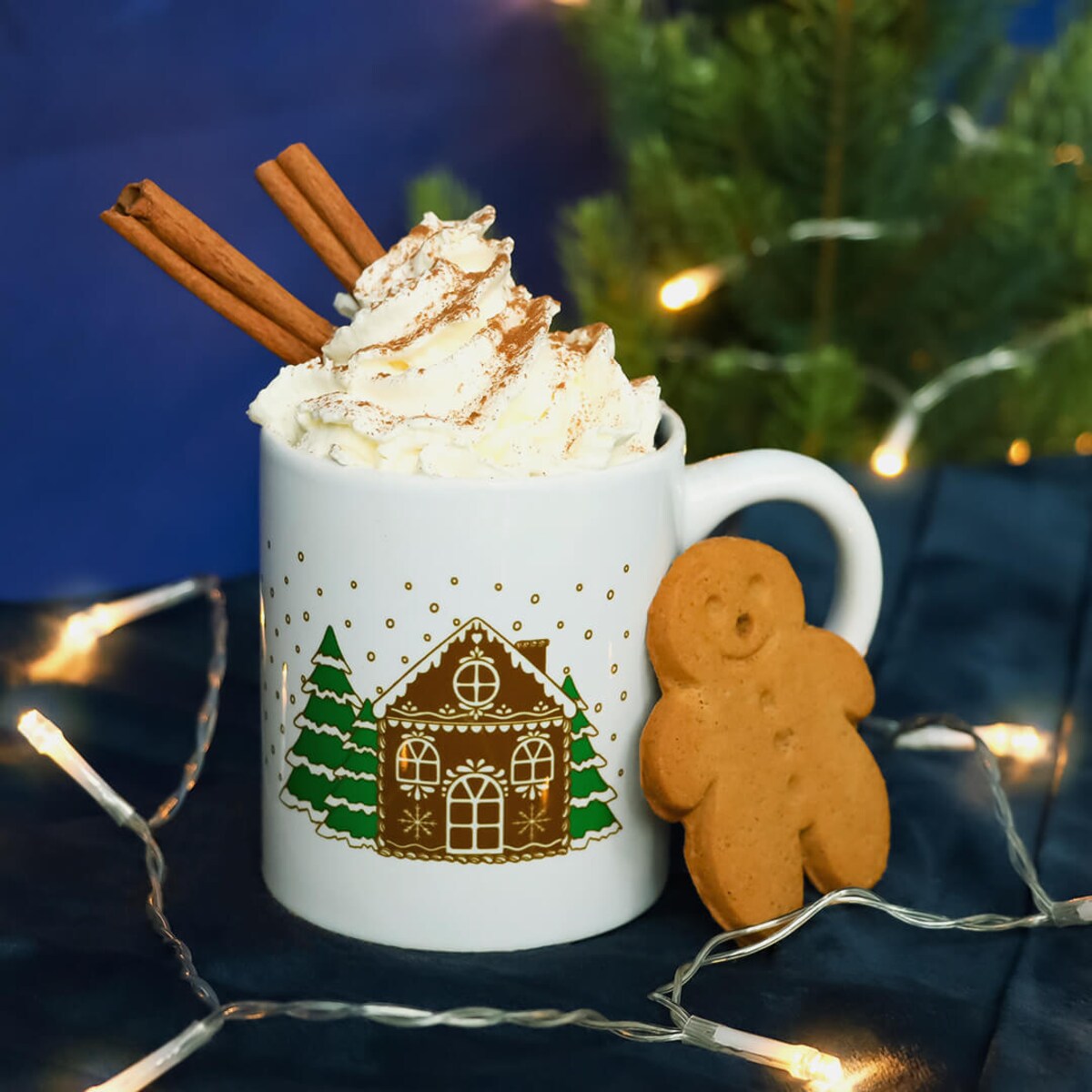 Ceramiczny kubek "Dom z Piernika" ozdobiony uroczym, zimowym motywem. Prezent upominek na mikołaja święta gwiazdkę dla faceta taty mamy męża koleżanki przyjaciółki kobiety dziadka dziewczyny babc